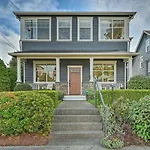 Sunny Seattle Home With Deck About 6 Mi To Downtown